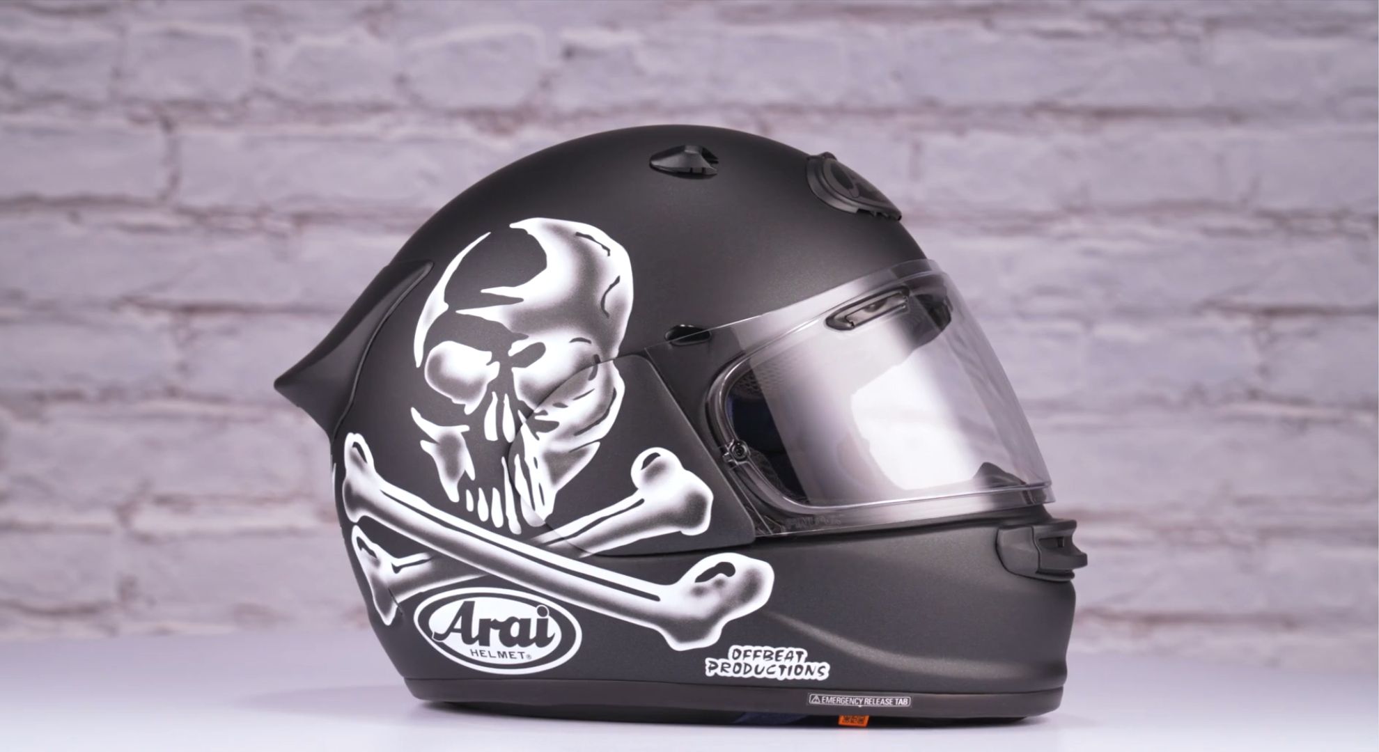 Arai%20Contour-X%20Hayes%20Jolly%20Roger.jpg